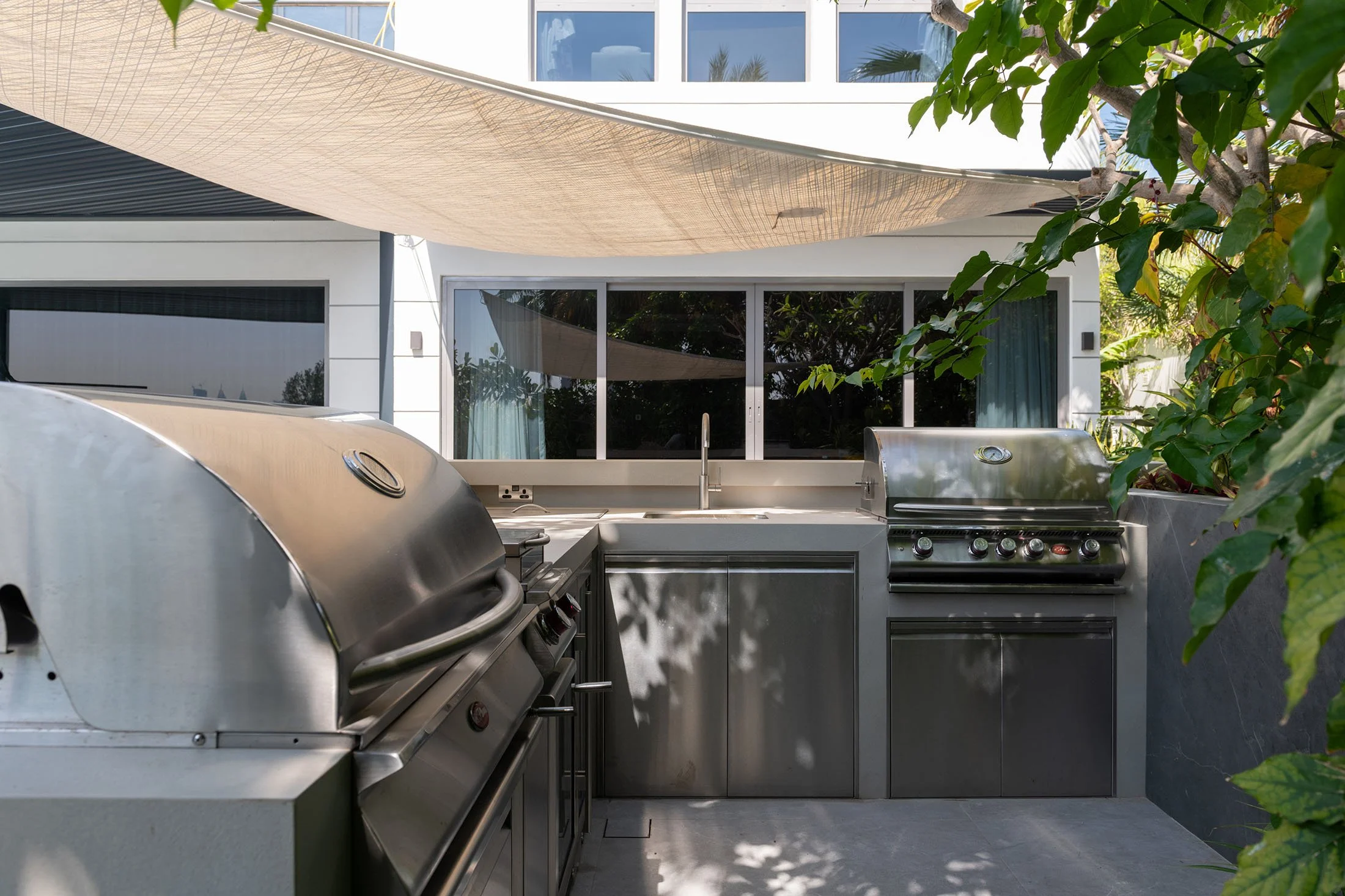 How To Combine A Pool And Outdoor Kitchen Into One Space